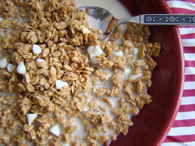Dùng ngũ cốc granola Mặc dù các ngũ cốc granola được coi là thực phẩm lành mạnh nhưng trên thực tế thì không phải như vậy. Chúng được nạp với đường, thậm chí ngang ngửa với bánh phủ socola và kẹo (Ảnh: Vegan Feast Catering/Flickr).