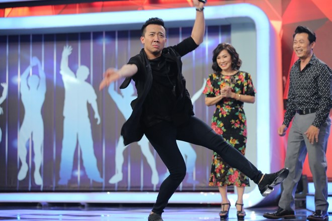 Trấn Thành ngượng ngùng nhưng cũng kiên quyết thể hiện tình cảm với bà xã người gốc Hàn. Nghệ sĩ đa tài còn ngẫu hứng lấy tên các ca khúc của Sơn Tùng M-TP hát vọng cổ.