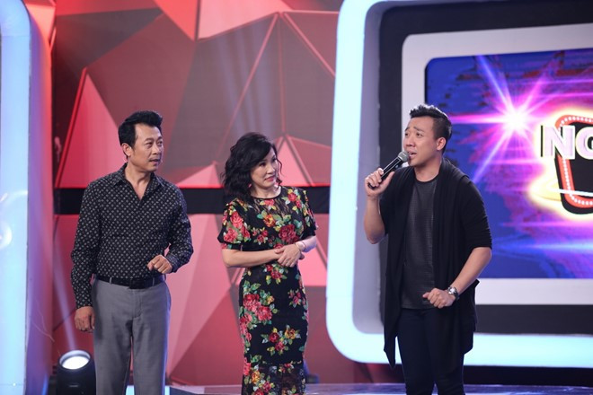 Trong tập hai Người bí ẩn mùa thứ tư, đội chủ nhà Vân Sơn - Hồng Đào một lần nữa châm chọc chuyện yêu đương của Trấn Thành. Nữ diễn viên gạo cội phàn nàn MC điển trai khoa trương khi tặng 100 đóa hồng cho Hari Won hay việc "hôn nhau ngoài đường phố".