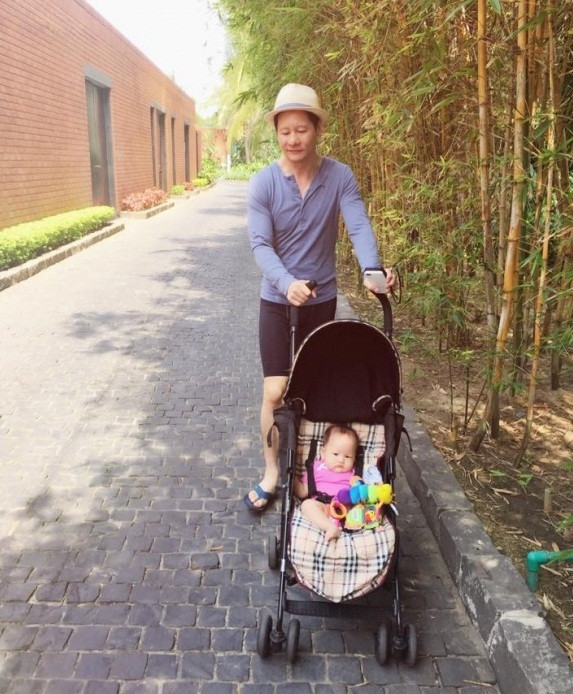 Đại gia Đức An và Phan Như Thảo cũng đang cùng nhau sống vui vẻ và chăm sóc con gái.