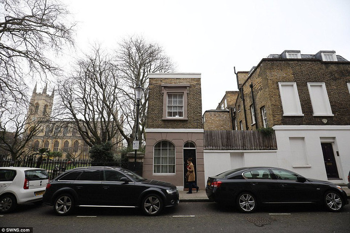 Daily Mail đưa tin, căn nhà nhỏ nhất London chỉ rộng 26m2, nhưng có tới hơn 100 người tới xem khi nó được Douglas & Gordon rao bán vào tháng trước. Và mặc dù cần phải cải tạo lại hoàn toàn, ngôi nhà nằm trên phố Britten vẫn có tới 19 người trả giá và cuối cùng đã được ông Robin Swailes mua với giá 713.823 bảng Anh, cao gấp 2-3 lần giá nhà trung bình tại Vương quốc Anh.
