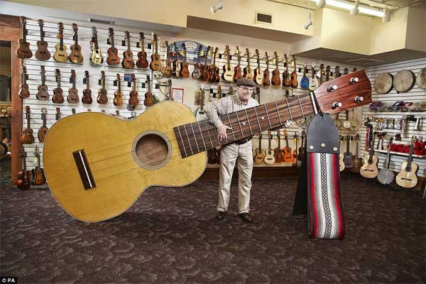 Đàn ukelele lớn nhất Lawrence Stump, ở Lansing (Mỹ), hiện sở hữu chiếc Ukelele lớn nhất thế giới. Chiếc đàn dài 3,99m.