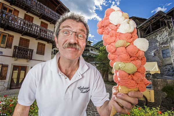 Siêu kem ốc quế Ông Dimitri Panciera, 54 tuổi, người Italia, có thể chất 121 viên kem trên một cái bánh ốc quế. Ông Dimitri sở hữu một cửa hiệu kem ở Đức suốt nhiều năm, song gần đây mới chuyển sang Italia. Trước đây, ông Dimitri từng lập kỷ lục thế giới Guinness với việc xếp 109 viên kem lên một chiếc bánh ốc quế.