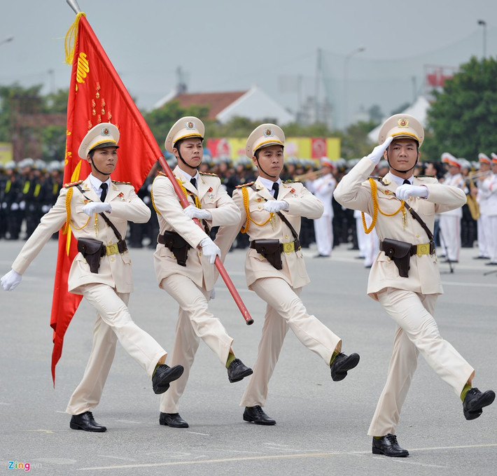 Lực lượng cảnh sát cơ động và cảnh sát đặc nhiệm diễu binh tại Quảng trường Mỹ Đình sáng 8/9.