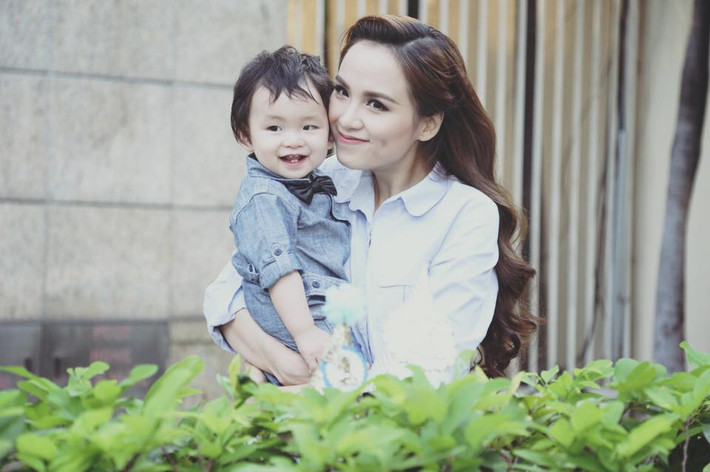 Diễm Hương thừa nhận “Tiền có thể mua thức ăn và các thiết yếu trong cuộc sống, nhưng đừng để đồng tiền là thước đo về giá trị một ai. Vội vàng thái độ sẽ làm ta khó xử một ngày”.