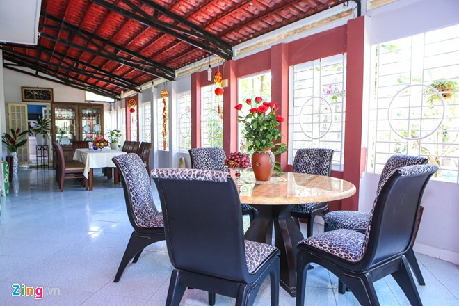 Phòng ăn nối liền với phòng khách bởi khoảng không rộng. Khung cửa sổ được thiết kế rộng mở để đón nắng và gió thiên nhiên.
