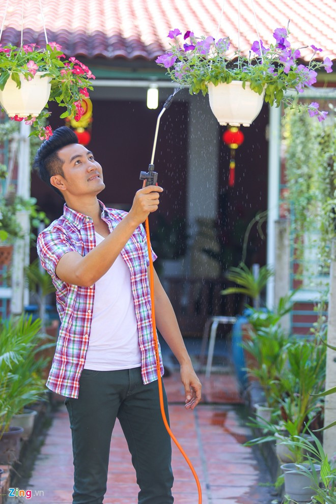 Có sở thích chăm sóc vườn tược nên Nguyễn Phi Hùng tranh thủ thời gian tưới cây, tỉa cành, nhổ cỏ, bón phân... Anh cho biết, dù không về thăm nhà thường xuyên nhưng vẫn thuê người trông coi, đảm bảo khu vườn luôn tươi tốt.