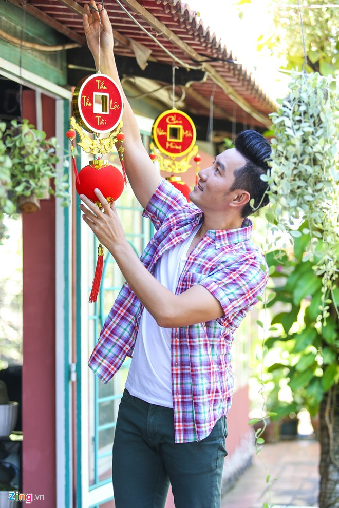 Nguyễn Phi Hùng cho biết, do bận rộn với lịch diễn Tết nên hàng năm, anh về thăm gia đình tại Hà Nội vào mồng 6, khi công việc đã hoàn thành. Sau chuyến thăm nhà tại Củ Chi, Nguyễn Phi Hùng trở lại TP HCM để chạy show diễn tỉnh. Tết Bính Thân, anh sẽ cùng ê-kíp làm bữa tiệc nhỏ đón năm mới tại căn hộ ở quận 10, TP HCM.