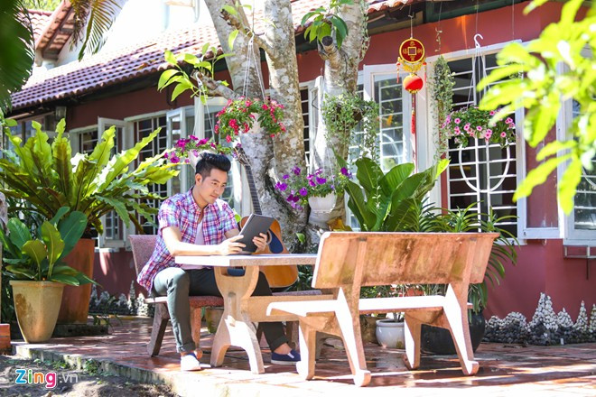 Chốn đi về của giọng ca Phép màu được xây dựng khá đơn giản với lối bày trí truyền thống, không gian gần gũi thiên nhiên. Nam ca sĩ - diễn viên trồng rất nhiều loại cây ăn quả và cây cảnh trong vườn.
