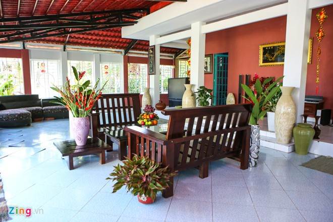 Bên trong căn nhà được bày trí nhiều lọ hoa lớn, những bó hoa tươi được đặt ở phòng khách tạo không khí gần gũi, nhẹ nhàng.