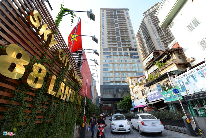 Bà Lê Thị Minh Hiền, đại diện ban quản trị chung cư Sky City chia sẻ, chủ đầu tư cho biết đã thuê ô đất số 90 Láng Hạ để cho cư dân mượn tạm đường ra vào trong suốt 5 năm qua. Đến nay hợp đồng đã hết, khu chung cư sẽ phải hoàn trả lại 2/3 diện tích lối đi hiện nay, đồng nghĩa lối đi chỉ còn lại 3,5 m.