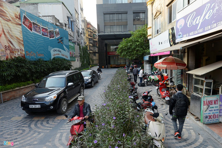Sky City Tower (88 Láng Hạ, quận Đống Đa) Nếu như các dự án kể trên còn đang trong tiến độ thi công, thì câu chuyện về những rắc rối xung quanh chuyện cổng vào tòa chung cư cao cấp Sky City Tower (88 Láng Hạ, quận Đống Đa) là minh chứng cho những hệ quả của tình trạng "xây nhà rồi mới lo mở cổng".