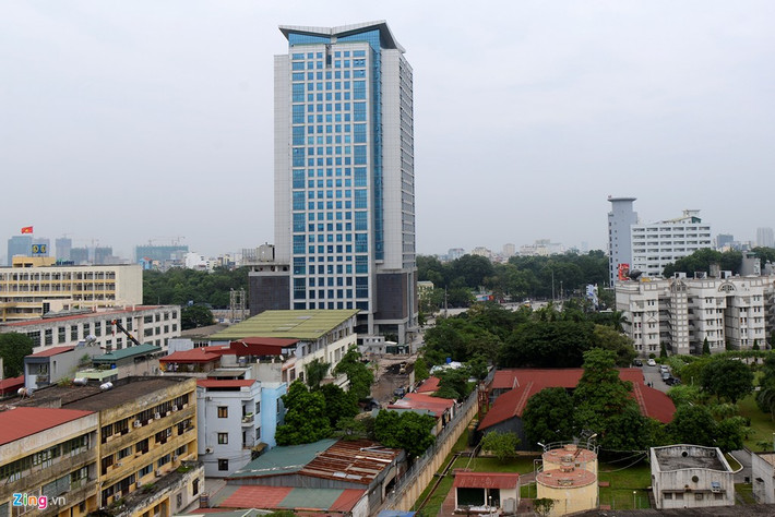 Dù thông tin mở bán đang rầm rộ thị trường với mức giá cho căn hộ nội đô là 36-37,5 triệu đồng/m2 nhưng dự án này vẫn chỉ đang ở giai đoạn đào móng. Nhìn từ trên cao, vị trí của dự án lọt thỏm giữa đất các hạ tầng xây dựng, rất khó tìm lối vào.