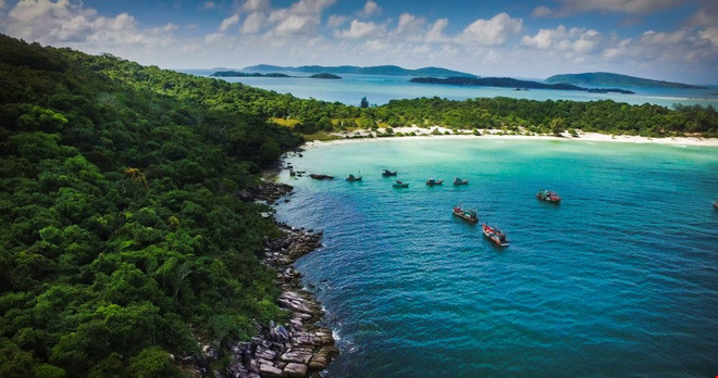 Nằm trọn trong bãi Khem, phía Nam đảo Phú Quốc, Premier Residences Phu Quoc Emerald Bay nằm kề bãi cát trắng, biển xanh và những dải núi hình vòng cung, được xây dựng theo tiêu chuẩn 5 sao với thiết kế mở và tầm nhìn hướng biển.
