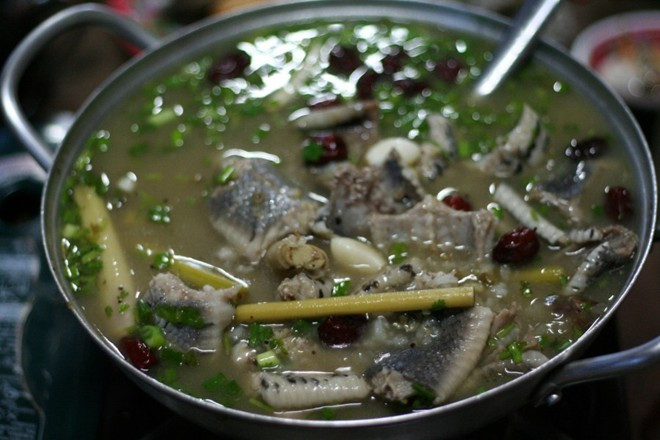 Rắn là đặc sản của người dân xứ miệt vườn. Các món chế biến từ nguyên liệu đặc biệt này gồm lẩu rắn, nấu cháo, xào xả ớt, nướng trui, hầm xả, gỏi, băm xúc bánh tráng… Ảnh: S2ki.