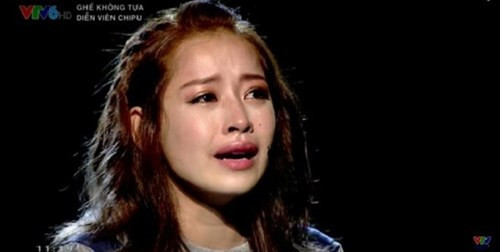 Dù thường xuyên sánh đôi trong các sự kiện của làng giải trí. Tuy nhiên, cho đến thời điểm hiện tại họ vẫn im lặng trước tin đồn có mối quan hệ “trên mức bạn bè”. Nhận lời tham gia 1 game show trên truyền hình, Chi Pu có những chia sẻ đầy nước mắt về mối quan hệ giữa cô và “người yêu tin đồn” Gil Lê. Cô cho biết: “Với tôi, mối quan hệ này khó định nghĩa được bởi nói là bạn thì không đúng, là người yêu thì cũng không phải. Tình cảm này có thể gọi là thương thì đúng hơn”. Ảnh chụp màn hình.