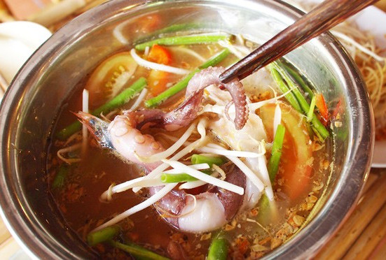 Đa phần các nhà hàng, quán ăn vỉa hè với giá rẻ hiện nay đều dùng hóa chất để tạo mùi và tăng hương vị cho nồi nước lẩu, nhưng chỉ cần chú ý, bạn có thể dễ dàng phát hiện đâu là nồi lẩu an toàn hay nước lẩu có hóa chất.