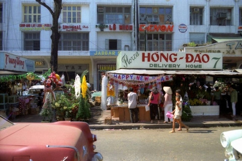 Một kiosque trên đường Nguyễn Huệ – Mùa Giáng Sinh 1964.