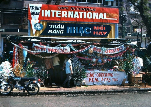 Một cửa tiệm bán cây thông nhựa và những đồ trang trí – Mùa Giáng Sinh 1964.