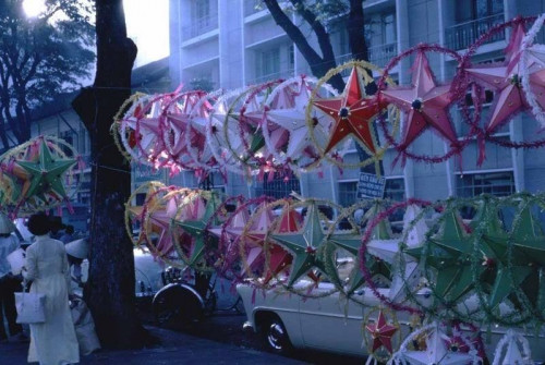 Đèn ngôi sao giăng bán trên đường Lê Lợi – Mùa Giáng Sinh 1964.