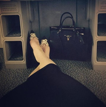 Chiếc túi xách được sao Việt Hồ Ngọc Hà khoe khéo trong 1 bức ảnh là chiếc túi hiệu Louis Vuitton có giá 4.250$ (khoảng 93.5 triệu VNĐ).