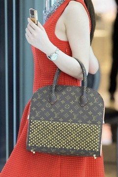 Angela Phương Trinh và chiếc túi LV có giá khoảng 8.000 USD (170 triệu đồng). Cô phối chiếc túi với đầm đỏ, đồng hồ gần 400 triệu và sử dụng điện thoại Vertu sang chảnh.