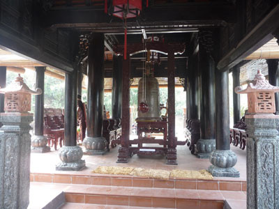 Muốn tới đây, du khách và phật tử phải đi qua cầu vượt ngã ba Huế rồi rẽ vào Khu mỏ đá quân đội khói bụi mù trời do có hàng ngàn lượt xe tải chở đất đá ra vào mỗi ngày. Tuy nhiên, khác hẳn với sự ồn ào xung quanh, khi bước vào cổng, ngôi chùa đưa lại cảm giác nhẹ nhàng khi có rất ít bóng người qua lại.