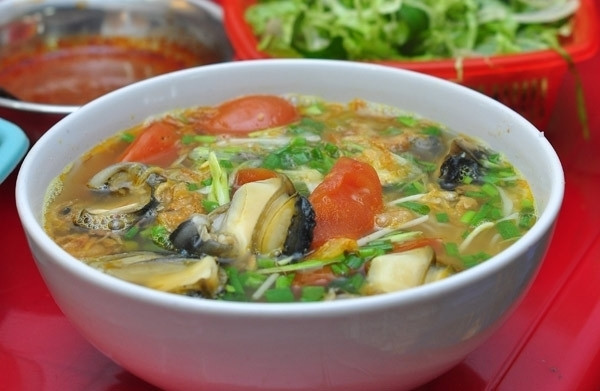 Bún ốc Trong các loại bún, thì bún ốc là lựa chọn lý tưởng nhất. Từng cơn gió rít mạnh qua tai trong những ngày Hà Nội rét dưới 10 độ, mà được xì xụp tô bún ốc nóng hổi, pha lẫn vị chua của dấm, vị cay của ớt thì đúng là không còn gì tuyệt vời bằng. Từng thìa nước dùng nóng hổi, cùng với những con ốc giòn lật sật, sẽ giúp bạn nhanh chóng “hâm nóng” cơ thể với tiết trời Hà Nội trải qua đợt lạnh lịch sử này.