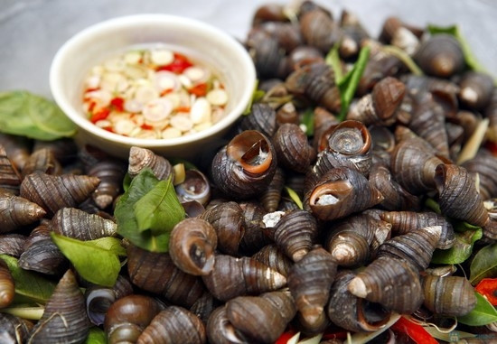 Ốc luộc lá chanh Ốc luộc lá chanh là món ăn vặt "trứ danh" cực thích hợp cho những ngày mưa lạnh. Ốc nóng hôi hổi, thơm lừng mùi gừng, sả, lá chanh chấm cùng nước chấm chua ngọt khiến bạn có cảm giác ăn bao nhiêu cũng không thấy ngán. Món ăn này phổ biến khắp Hà Nội nhưng tập trung các quán ốc đông khách và ngon nhất phải kể tới các khu vực Hồ Tây, Lương Định Của, Giảng Võ, Đinh Liệt...