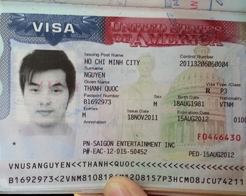 Visa đi Mỹ của anh cũng đề tên tương tự.