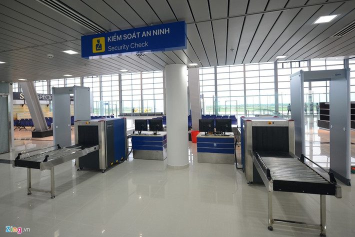 Khu vực kiểm soát an ninh ở ga đi của hành khách. Sau khi khánh thành và đưa vào sử dụng, Cát Bi là Cảng hàng không quốc tế thứ 2 tại miền Bắc cùng với Cảng hàng không quốc tế Nội Bài (Hà Nội).