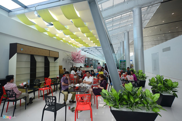 Quầy dịch vụ giải khát, ăn uống nằm không gian thoáng đãng nằm phía khu vực làm thủ tục ở tầng 2.