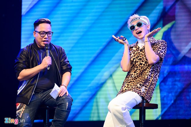 Khi fan “ép” Sơn Tùng MTP chia tay “người ấy đi”, anh nhanh trí cho rằng người hâm mộ đang ám chỉ đến trợ lý của mình. Giọng ca điển trai giải thích, khi được fan tặng quà, người trợ lý đã vô tư nhận và ăn hết nên các bạn ấy đã “tức giận” và ra “tối hậu thư”.