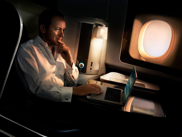 Chuyến bay Doha tới Bahrain của British Airways Chỉ 30 phút với giá vé gần 8 triệu đồng nhưng hành khách có cơ hội được hưởng không khí tại khoang hạng nhất với khoang ngồi riêng, giường ngủ, chăn bông trắng và đồ ngủ sang trọng.