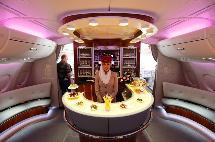 Chuyến bay từ Auckland tới Sydney của Emirates Trên khoang hạng nhất của hãng hàng không Emirates, khách hàng được trải nghiệm phong cách phục vụ đặc biệt, với không gian chỗ ngồi rộng rãi, thoải mái có thể chuyển thành giường ngủ, bàn gương trang điểm và cả quầy bar.