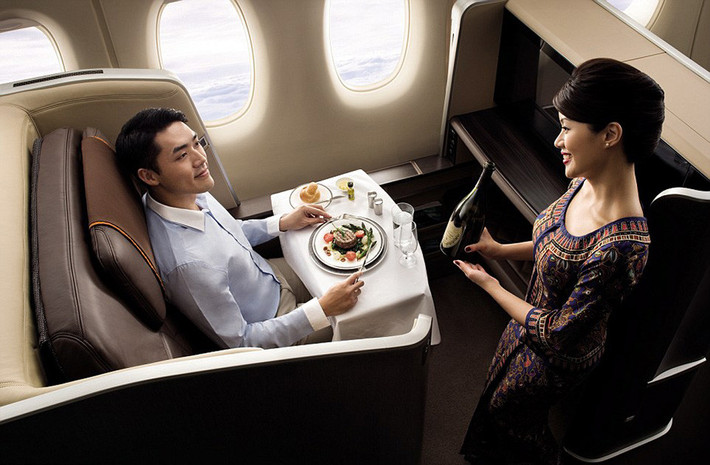 Chuyến bay Manchester tới Munich của Singapore Airlines Chỉ có hai giờ bay nhưng khoang hạng nhất của hãng hàng không này được đánh giá tốt nhất thế giới. Với mức giá 180 triệu đồng, khách hàng được hưởng ghế ngồi bằng da và phong cách phục vụ tốt nhất.