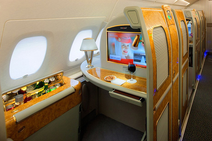 Quầy bar nhỏ dành riêng cho mỗi hành khách trong khoang hạng nhất.