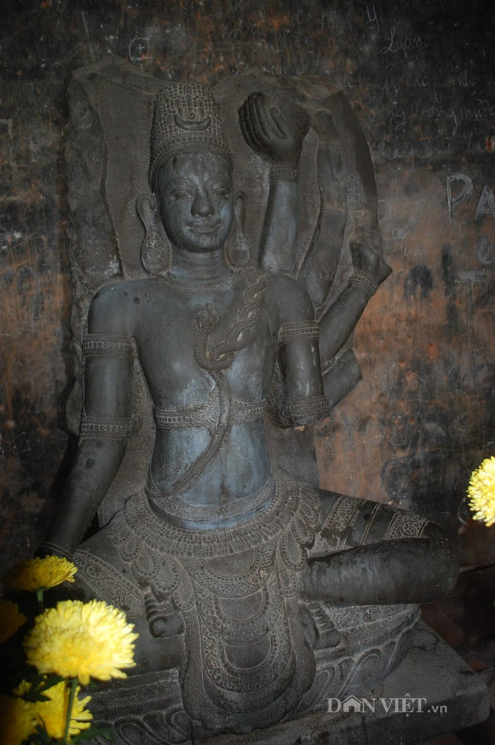 Tượng thần Shiva được thờ trong tháp trung tâm.