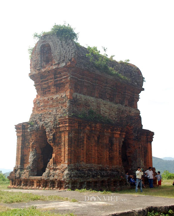 Tháp Nhà Dài.