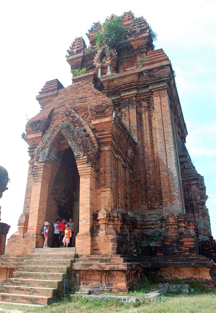 Tháp trung tâm cụm tháp Bánh Ít.