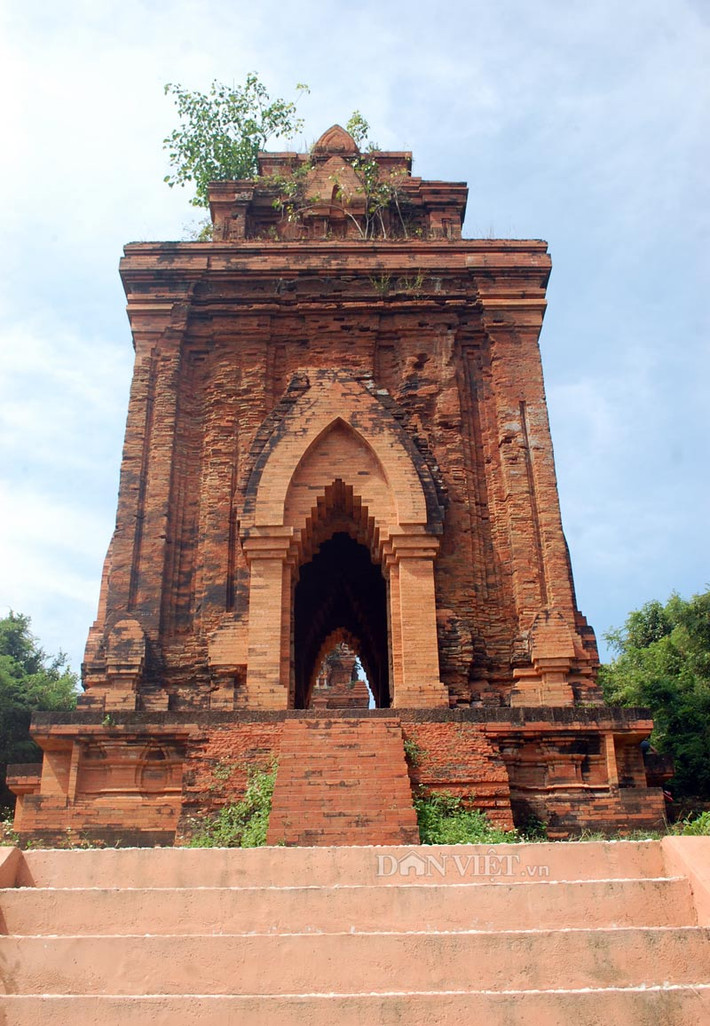 Tháp Cổng (phía Đông).