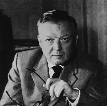 Werner Forssmann Có vẻ như không có gì và không ai có thể ngăn chặn nhà khoa học Werner Forssmann đưa một ống cao su vào một động mạch ở cánh tay của mình và đẩy nó theo mạch máu dẫn vào tim. Sếp của ông đã trả lời rõ ràng với ông là không được làm điều đó; vì vậy để có được các thiết bị phẫu thuật cần thiết, ông đã lừa y tá trưởng của bệnh viện tin vào tình yêu mà ông dành cho cô. Cuối cùng, cô y tá đó cũng để cho ông vào khu mổ vào ban đêm, sau đó ông đưa cô đến bàn mổ và cô đã không thể dừng thí nghiệm của ông lại được. Để có được hình ảnh chứng minh thành công của mình, Forssman đã phải chống lại nỗ lực của người kỹ thuật viên X-quang đang kinh hoàng trước những gì xảy ra và cố gắng kéo cái ống ra. Để xuất bản được các hình ảnh đó, ông lại phải tiếp tục nói dối các tạp chí về việc ông đã thực hiện đầy đủ các thủ tục cho phép. Tất cả nỗ lực điên rồ của ông cuối cùng đã được ghi nhận bằng Giải thưởng Nobel năm 1956, mở đường cho hàng triệu ca phẫu thuật đặt ống thông tim ngày nay vẫn diễn ra mỗi năm trên toàn thế giới.