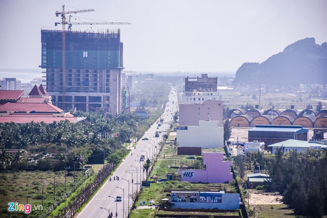 Sau khi hợp thức hóa, chủ các lô đất đã xây dựng khách sạn, nhà nghỉ cao khoảng 18 - 20 tầng. Chỉ cần đứng ở tầng 7 các tòa nhà này, có thể thấy hết mọi hoạt động trong sân bay. "Đây là vấn đề hết sức nguy hiểm, vì sân bay này vẫn là nơi tác chiến phòng thủ của các đơn vị quân đội", thiếu tướng Trần Minh Hùng, nguyên Phó tư lệnh Quân khu 5 lo lắng.