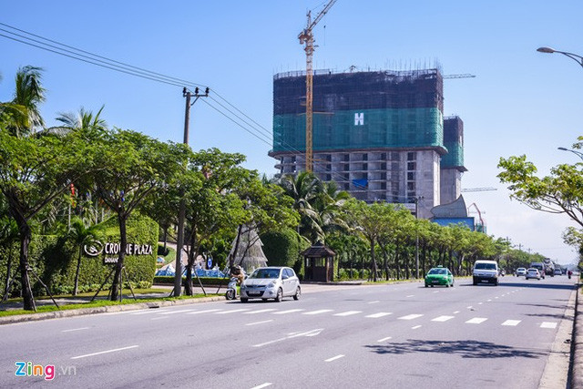 Đây là một khách sạn 5 sao cao khoảng 30 tầng do Công ty TNHH Đầu tư và phát triển Silver Shores (có giám đốc là người Trung Quốc) thực hiện. Dự án này chỉ cách sân bay Nước Mặn khoảng 50 m.