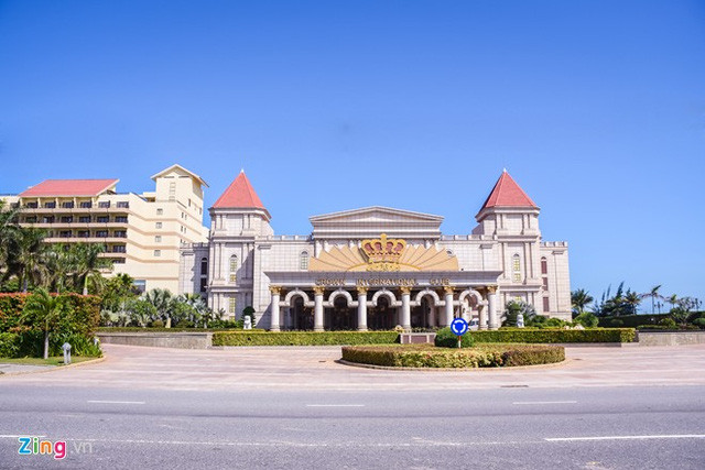 5 năm trước, Công ty Silver Shores khánh thành, đưa vào hoạt động khu du lịch quốc tế với tổ hợp khách sạn 5 sao cùng khu vui chơi giải trí có thưởng (casino) chỉ dành cho người nước ngoài. Đây cũng là nơi tập trung nhiều người Trung Quốc làm việc.