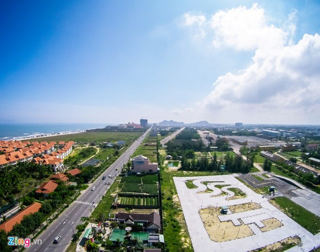 Trong hồ sơ, đây là những lô đất do các cá nhân Việt Nam đứng tên nhưng phía sau lại là người Trung Quốc. Trong ảnh: Bên phải là sân bay Nước Mặn còn phía đối diện là các khu biệt thự của người nước ngoài.