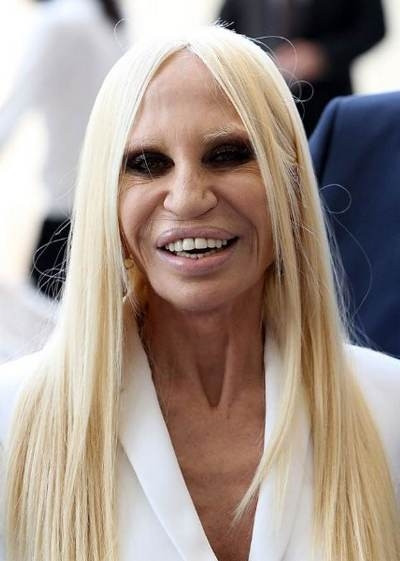 Đây là phó chủ tịch của thương hiệu Versace nổi tiếng Donatella Versace, tuy nhiên quyền lực và nhan sắc của cô lại tỷ lệ nghịch với nhau thì phải?