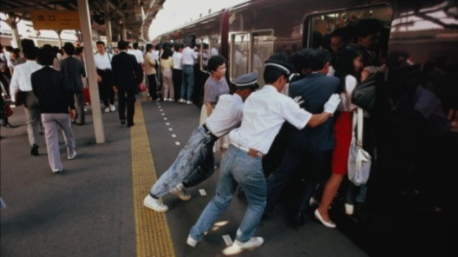 Theo lộ trình, tàu điện ngầm Odakyu Odawara chở hơn nửa triệu lượt khách dọc thủ đô Tokyo hàng ngày. Tuyến tàu này bắt đầu từ phía tây nam thành phố, kéo dài 82,5km tới quận Shinjuku ở trung tâm, cũng là trạm trung chuyển lớn nhất, ghi tên vào sách Guinness với 3,64 triệu lượt trong 24h. Việc bị nhồi nhét, chèn ép là chuyện hết sức bình thường đối với người dân tại đây, đặc biệt là giờ cao điểm. Họ thậm chí còn không có đủ chỗ để cầm điện thoại.