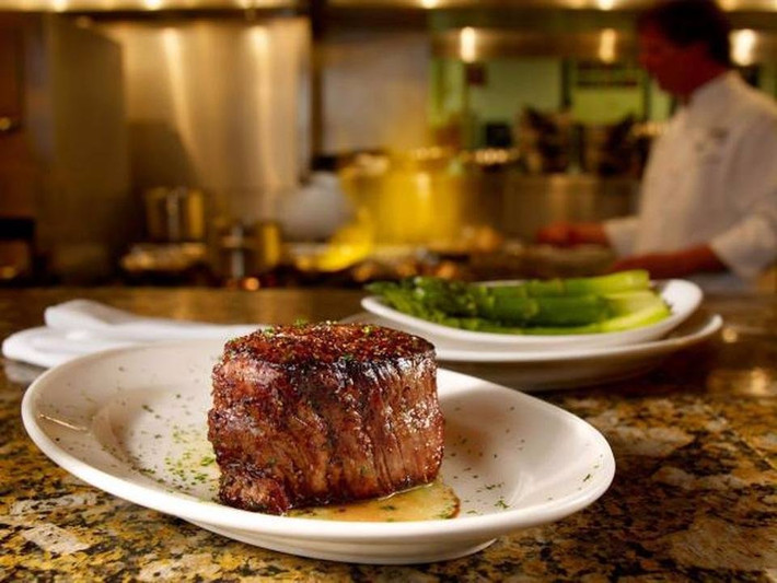 3. Bít tết của nhà hàng Pappas Bros. Steakhouse (Dallas, Texas) Pappas Bros luôn nằm ở phần đầu danh sách bởi quán chỉ nhập thịt bò từ một nguồn duy nhất và có một thợ mổ riêng để những miếng thịt luôn ở trạng thái hoàn hảo nhất.