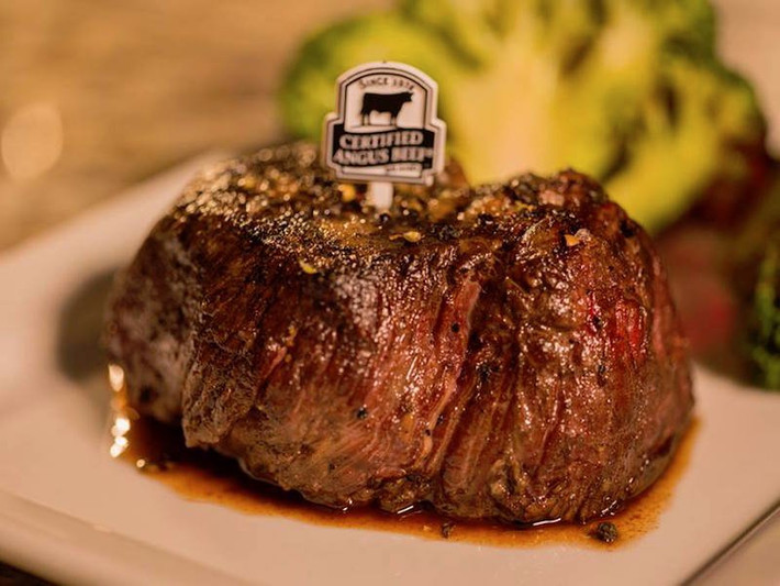 4. Bít tết của nhà hàng Taste of Texas (Houston, Texas) Nhà hàng này chỉ phục vụ loại bò Angus hảo hạng, thực khách có thể thoải mái lựa chọn loại sốt ăn kèm mà mình thích, bao gồm sốt tiêu chanh, sốt phô mai xanh hay hương thảo mộc và bò nóng được phục vụ khi vẫn còn đang xèo xèo trên đĩa.
